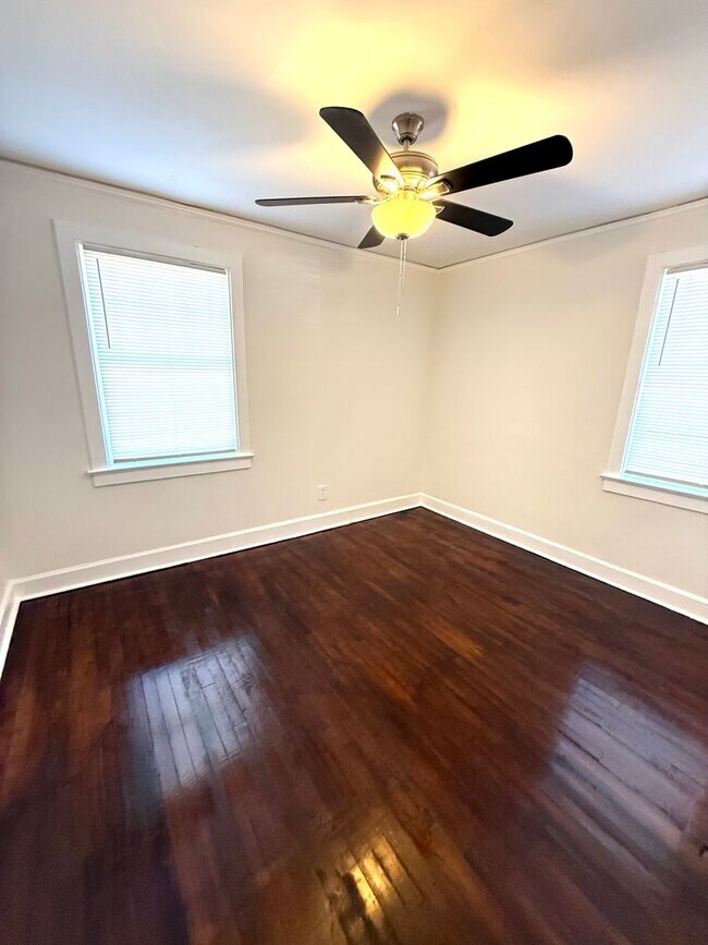 Building Photo - ** 2 bed 1 bath located in South Fairview ** Call 334-366-9198 to schedule a self tour