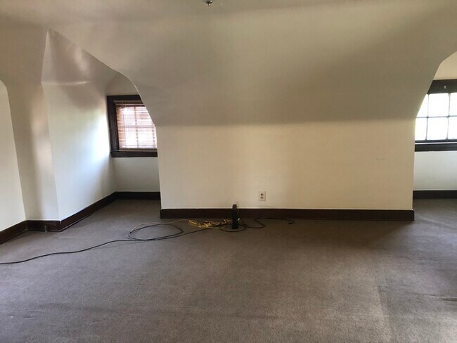 Building Photo - Cleveland Heights 1 bedroom 3rd Floor