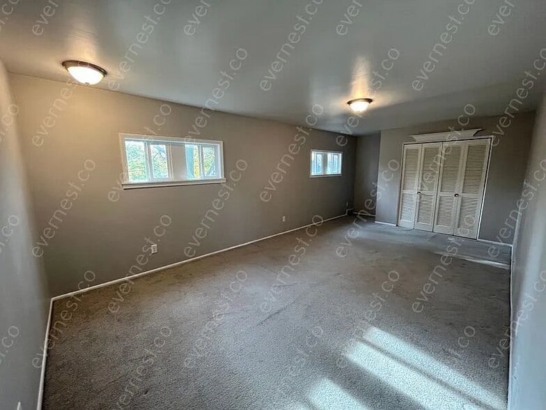 Building Photo - 14805 Russell Ave