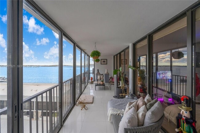 Building Photo - 1925 Brickell Ave