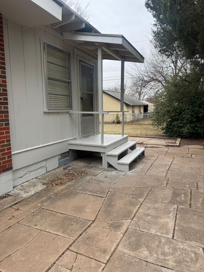 Building Photo - 4312 NW Santa Fe Ave