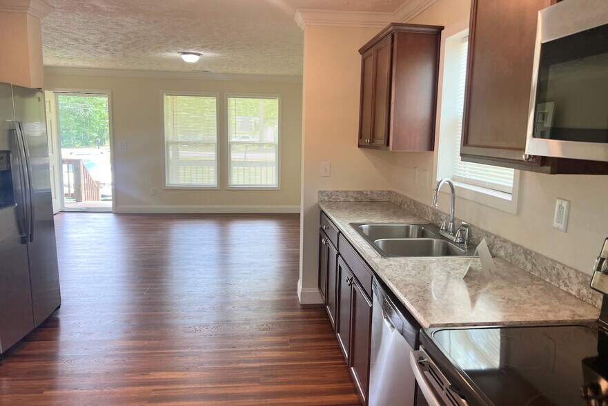 Building Photo - 1585 Country Club Dr