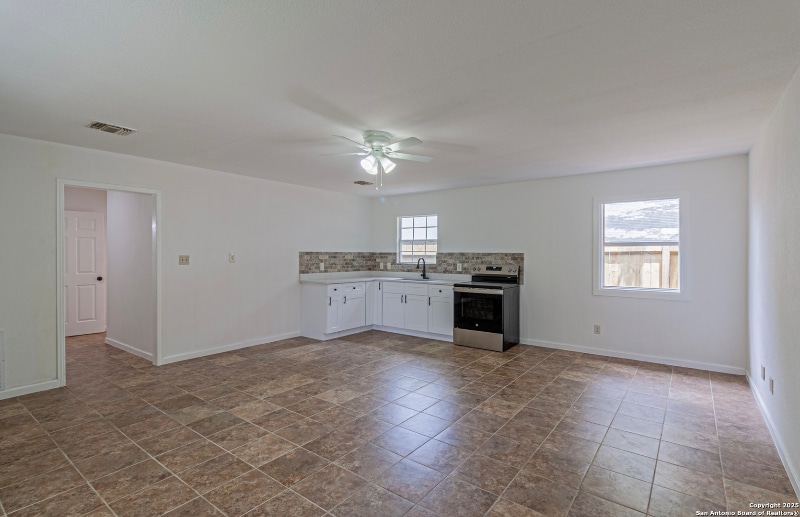 Building Photo - 210 N San Jacinto St