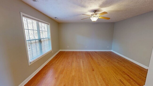 Building Photo - Open Floor Plan with Fenced Back Yard in L...