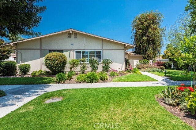 Building Photo - 703 Avenida Sevilla