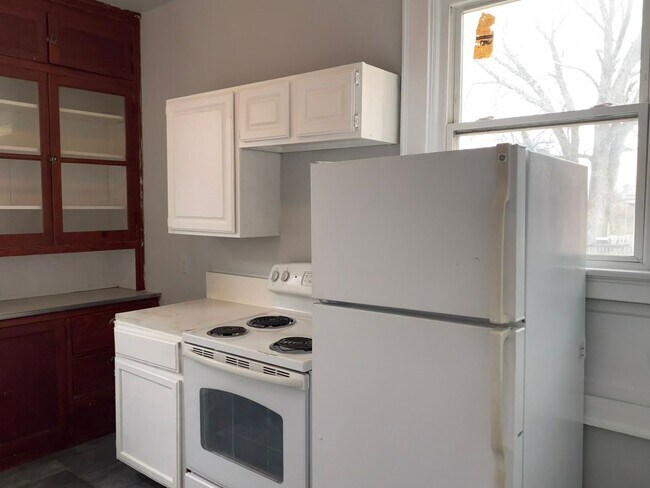 Building Photo - 4226 W 8th St