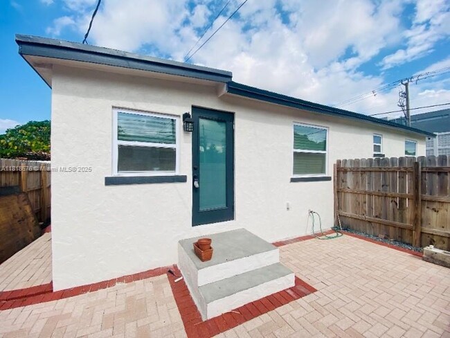 Building Photo - 828 SW 43rd Ave
