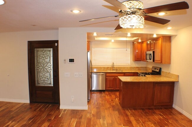 Building Photo - Stunning 3 bed, 2 bath Townhome for Rent.