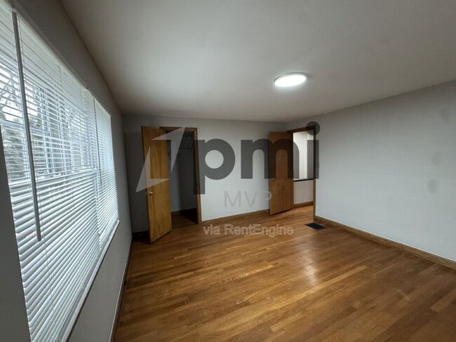 Building Photo - 2137 Ridgeview Rd