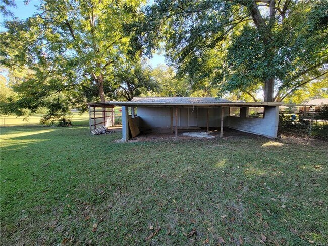 Building Photo - NEW Floors, Roof, Lights, Appliances, ect....