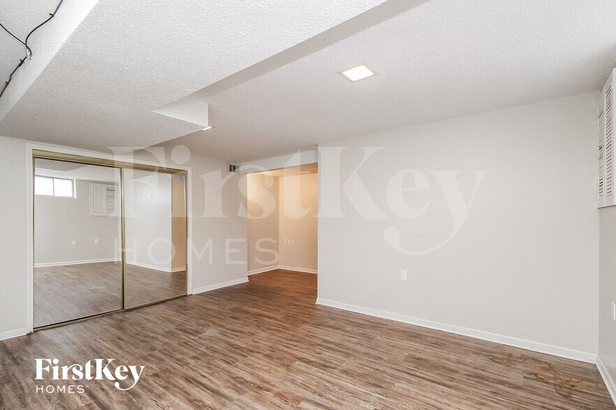 Building Photo - 1715 Regency Dr