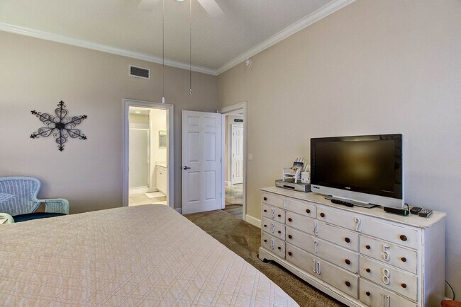 Building Photo - 403 Tarpon Ave