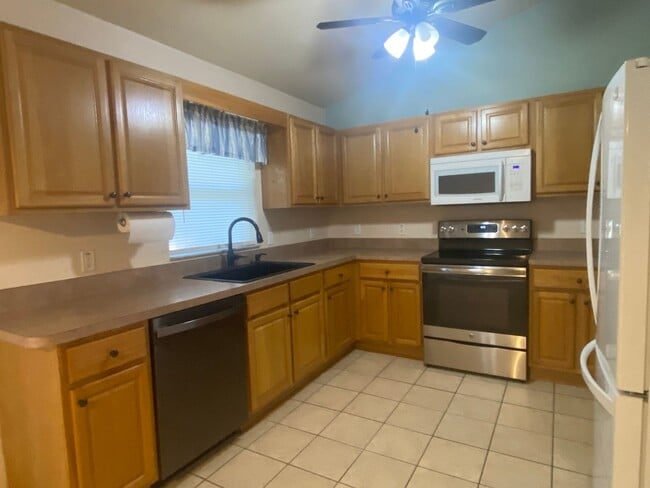 Building Photo - 3/2 Rental With Large Fenced Backyard