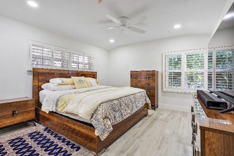 Building Photo - 411 Poinciana Dr