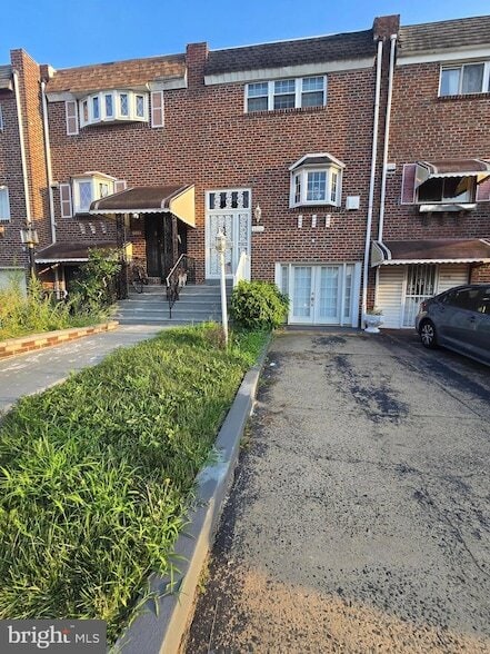 Primary Photo - 1116 W Oxford St
