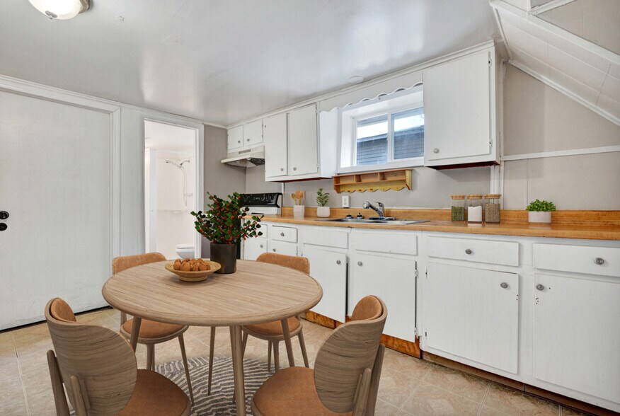 Building Photo - 224 Crest St