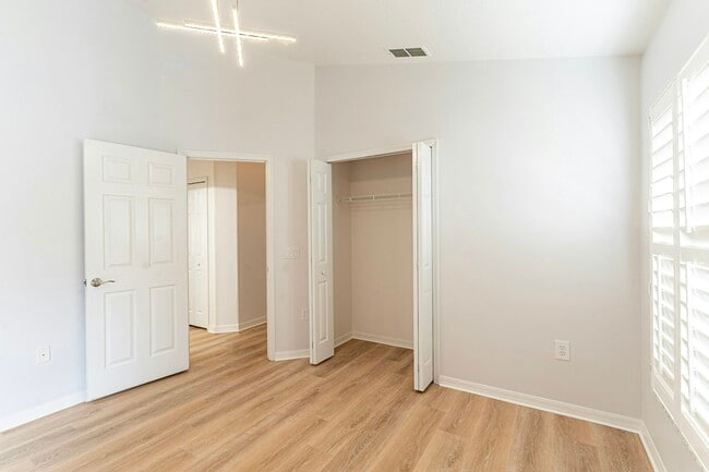 Building Photo - 1613 Crown Hill Blvd