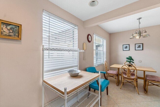 Building Photo - 715 Normandy Ln