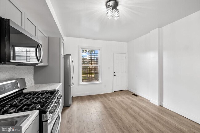 Building Photo - 1605 Darley Ave