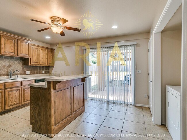 Building Photo - *611-613 Welston Cr.