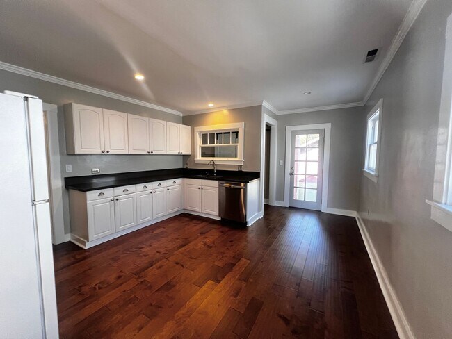 Building Photo - Charming Petaluma Home Near Downtown