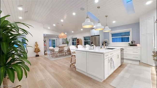 Building Photo - 763 102nd Ave N