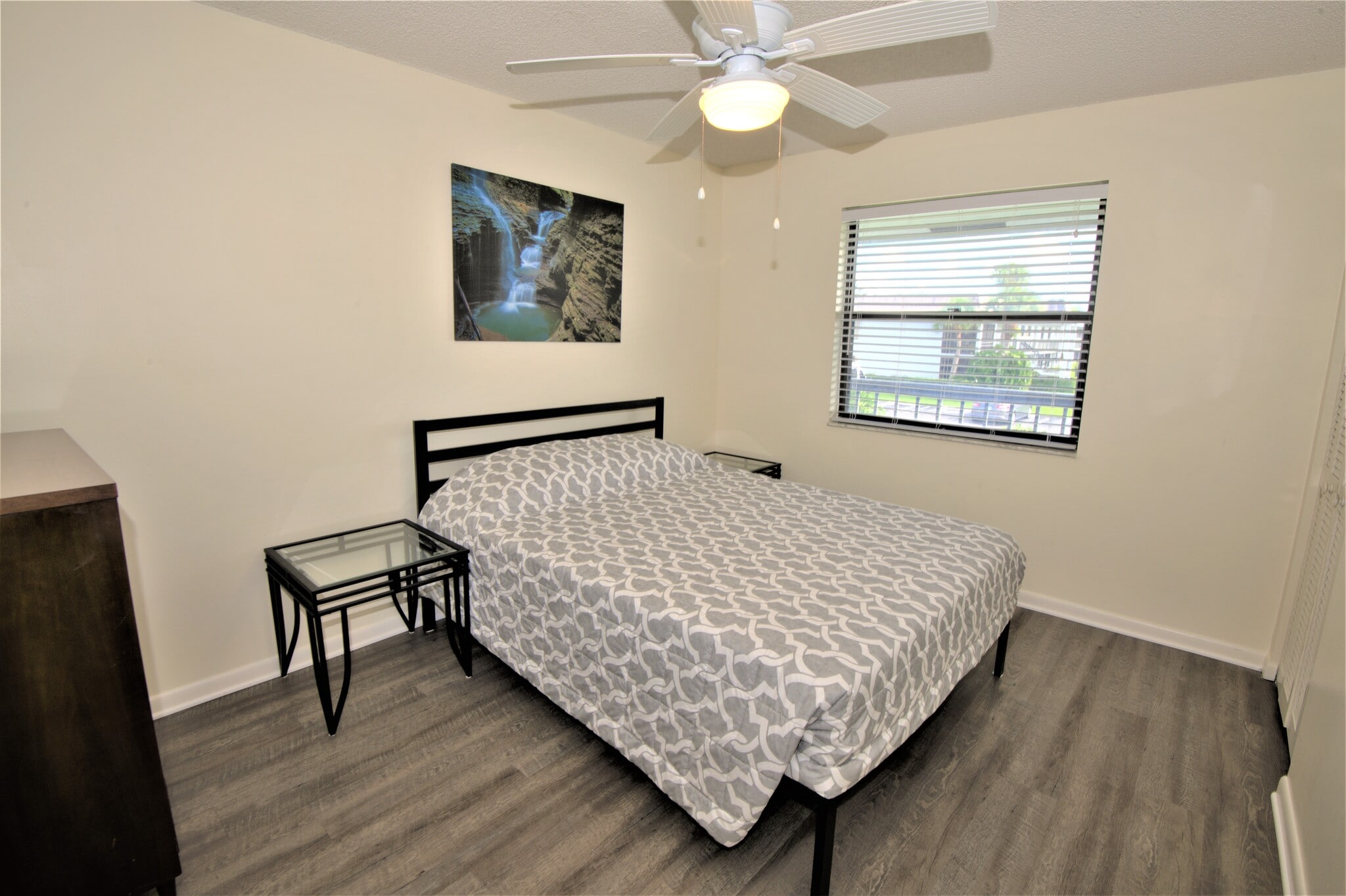 Comfortable third bedroom with queen bed. - 1291 SE Parkview Pl