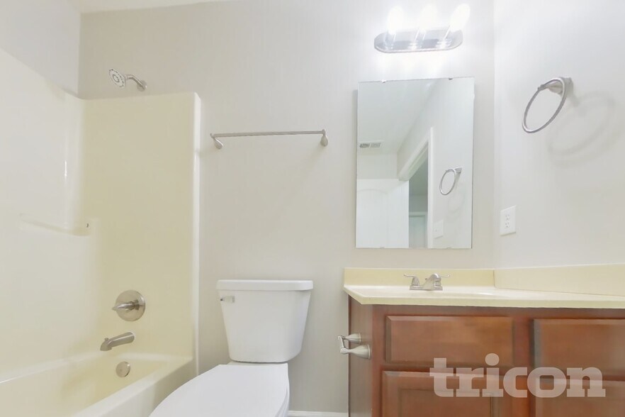 Building Photo - 11491 N Creekside Dr