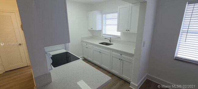 Building Photo - 3856 S Circle Dr