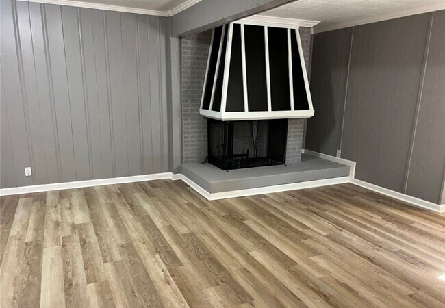 Building Photo - 4 Bedrooms | 2 Bathrooms | Section 8 Friendly