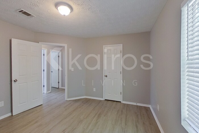 Building Photo - 3160 Creekwood Dr