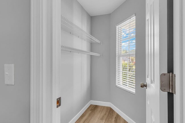 Building Photo - 525 Rushing St