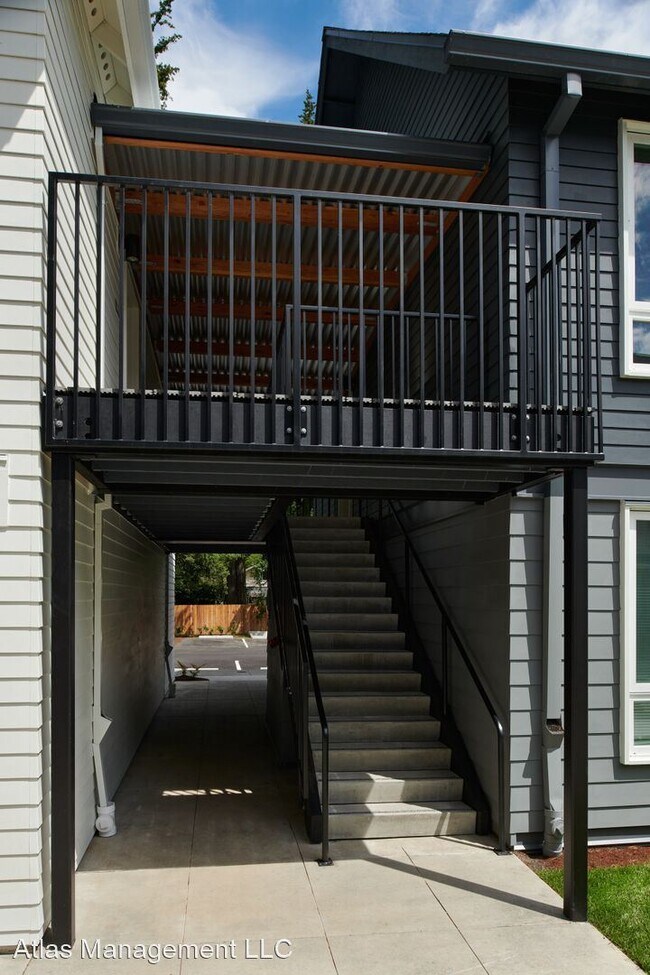 Building Photo - 468 SE 202nd Ave