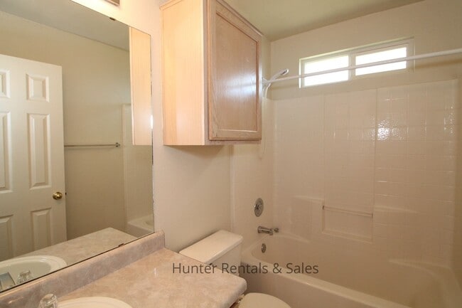 Building Photo - Amazing Fox Creek Home!