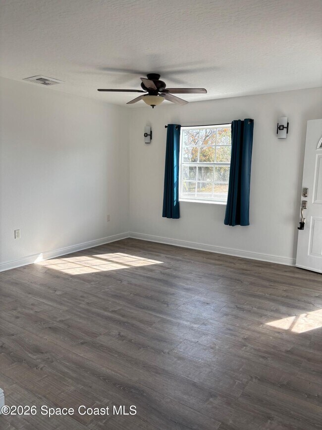 Building Photo - 904 Kensington Dr