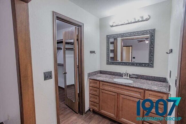 Building Photo - Spacious 3-Bed, 2-Bath Home in South Oklah...