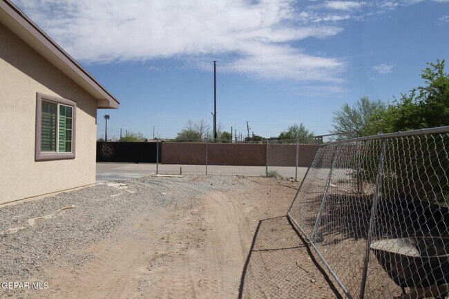 Building Photo - 9145 Begonia Pl