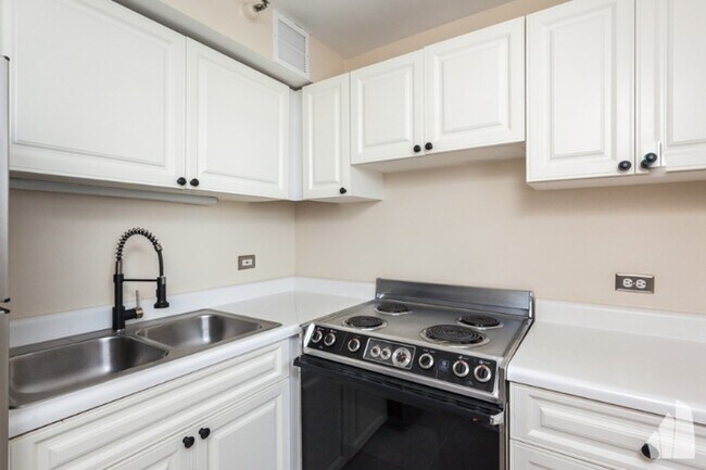 Building Photo - 3660 NORTH lake shore DRIVE, #1016