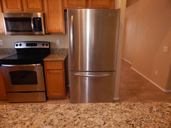 Building Photo - 3 Bedrooms 2 Bathrooms close to Sabino Canyon