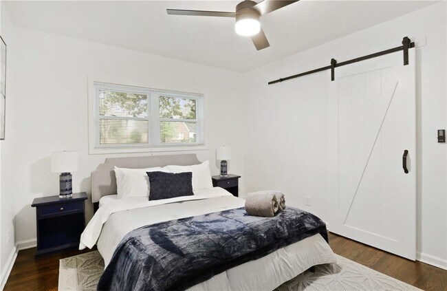 Building Photo - 961 E Rock Springs Rd NE