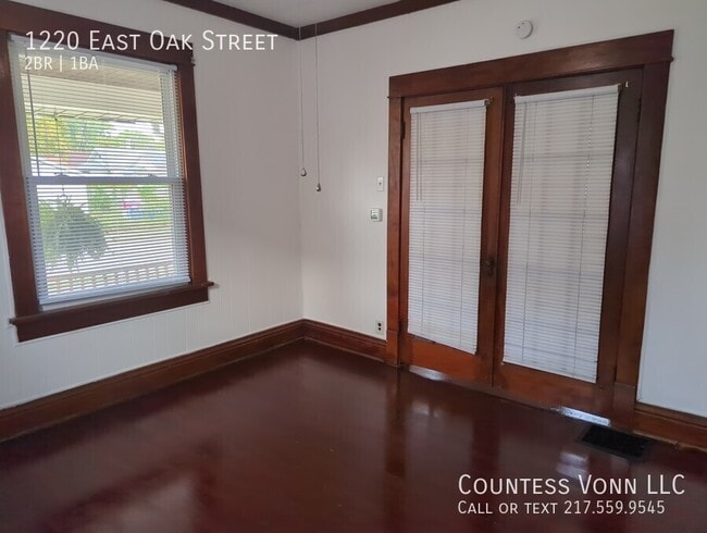 Building Photo - 1220 E Oak St