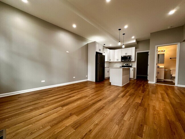 Building Photo - Amazing 4-bed Duplex by UIC