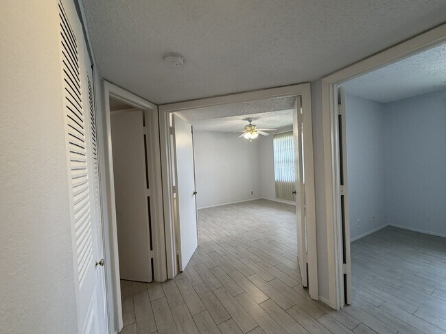 Building Photo - "2-Bed, 2-Bath Condo in Oaks IV - Your Cozy 899 Sq. Ft. Haven Awaits!"