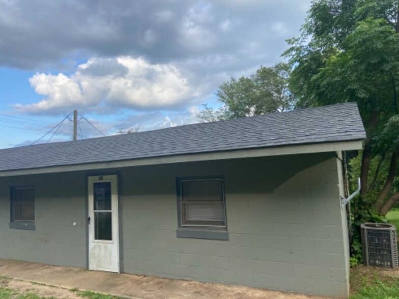 Building Photo - 104 Musgrove St
