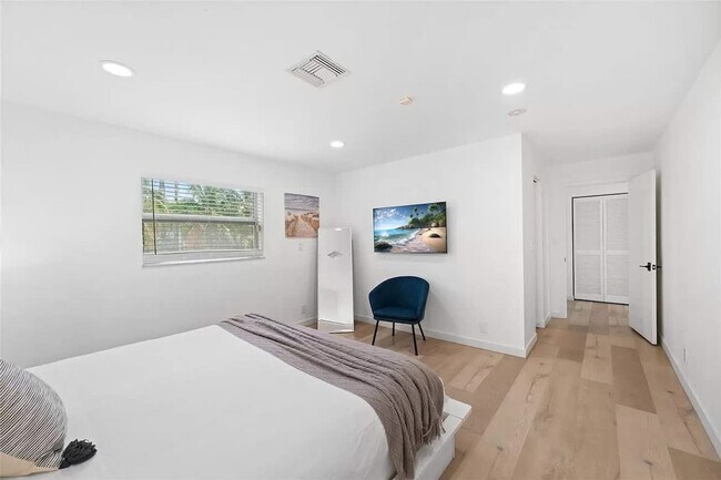 Building Photo - 413 Holiday Dr