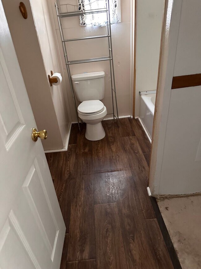 Building Photo - GREAT LOCATION! 2-Bedroom/ 1-Bath