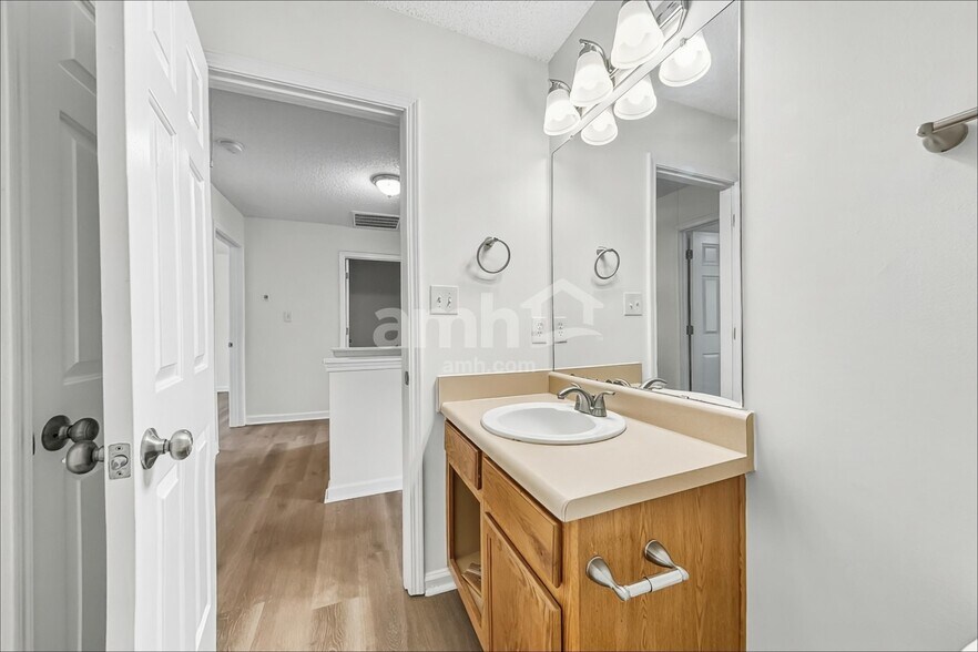 Building Photo - 1308 Crestfield Ct