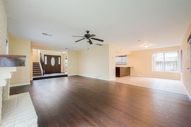 Building Photo - 2039 Shorewood Ln