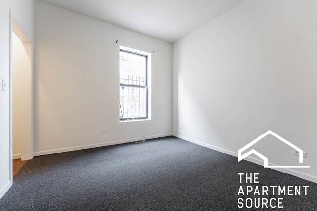 Building Photo - HUGE 4BR/2BA Duplex Close to Blue Line