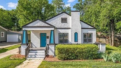 Building Photo - Updated Midtown Bungalow Near Mother Road Market